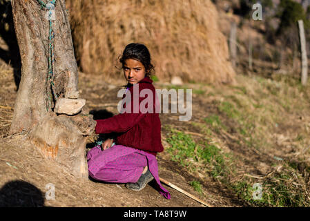 Kullu, Himachal Pradesh, Indien - Januar 17, 2019: Portrait von Mädchen in die Berge des Himalaya Menschen Stockfoto