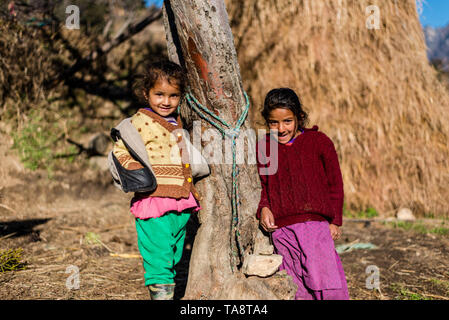 Kullu, Himachal Pradesh, Indien - Januar 17, 2019: Portrait von Mädchen in die Berge des Himalaya Menschen Stockfoto