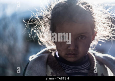 Kullu, Himachal Pradesh, Indien - Januar 17, 2019: Portrait von Mädchen in die Berge des Himalaya Menschen Stockfoto