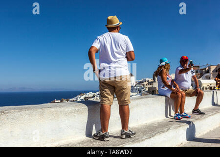 Santorin Oia, Touristen auf der Terrasse, die Menschen auf dem berühmten Aussichtspunkt, griechische Inseln, Griechenland, Europa Stockfoto