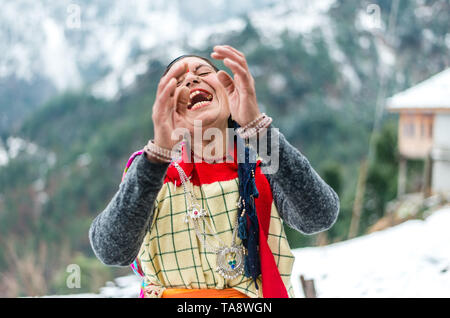 Kullu, Himachal Pradesh, Indien - Januar 25, 2019: himachali Frau in traditioneller Kleidung in Himalaya Lächeln - Indien Stockfoto