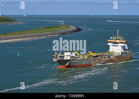 Der Hafen von Rotterdam, Niederlande - 2019.05.11: Trailing Suction Hopper Schwimmbagger strandway (imo Nr. 9664457) bei der Arbeit in beerkanaal Stockfoto