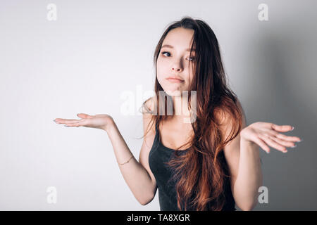 Closeup Portrait ratlos ratlos junge Frau mit ausgestreckten Arme, zu fragen, was das Problem ist, die so was weiß ich nicht. Negative menschliche Emotion Gesicht Express Stockfoto