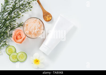 Hautpflege. Flach an Hautpflege Hilfsmittel Stil in Weiß squeeze Tuben Paket mit leeren Etikett und Salz Spa in Glasschale mit natürlichen Materia Stockfoto
