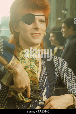 Mit Augenklappe, in Holland zu Rebel Rebel im TopPop Studios in Hilversum, hat eine Presse Konferenz an der Amstel Hotel, Amsterdam, Niederlande, 1974, (Foto Gijsbert Hanekroot) Stockfoto