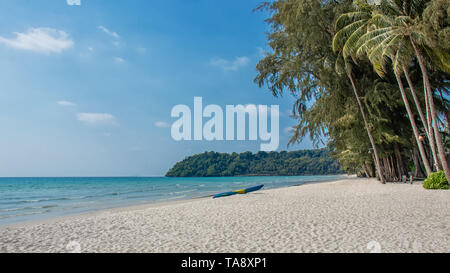 Landschaft der schönen tropischen Strand mit Kokospalmen Baum. Urlaub und Sommerferien Konzept.