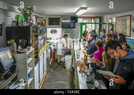 Spanien, El Gato Nero (die schwarze Katze) berühmten Restaurant Bar in Santiago de Compostela, A Coruña, Galizien, Spanien Foto © Fabio Mazzarella/Sintesi/Alam Stockfoto