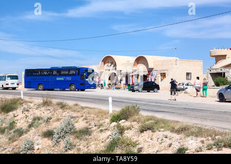 TOZEUR, TUNESIEN - ca. Mai, 2012: Hochdecker Trainer der Pegas Touristik hält auf der Straße in der Nähe von Cafe für den Rest. Es ist Russland Tour Operator Stockfoto