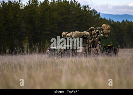 Us-Armee Soldaten vom 1.BATAILLON, 503Rd Fallschirm Infanterie Regiment (PIR), 173Rd Infantry Brigade Combat Team (Airborne) Antrieb eine Armee Boden Mobilität Fahrzeug (AGMV) zu einem Air Assault Probe als Teil der sofortige Antwort 19 bei Udbina Airbase, Kroatien, 17. Mai 2019. Die AGMVs 'primäre Nutzung ist für Truppe Bewegung und hält einen Squad-Element der neun Passagiere. (U.S. Armee Foto von Pvt. Laurie Ellen Schubert, 5 Mobile Public Affairs Abteilung) Stockfoto