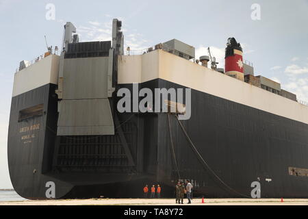 Die Green Ridge Roll-on-roll-off-Containerschiff in Alexandroupolis Hafen Alexandroupolis, Griechenland, 20. Mai 2019 angekommen. Das Schiff enthält rund 800 Fahrzeuge und Ausrüstungsgegenstände, die unbelastet als Teil port Operationen zur Unterstützung der US-Armee in Europa Reihe von Sommer Übungen einschließlich Sabre Guardian und entscheidende Streik sein wird. (U.S. Armee Foto von SPC. Elliott Seite) Stockfoto