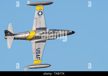 Greg Colyner fliegt seine T-33 Shooting Star trainer Jet während der Dämmerung zeigen, bevor die Verteidiger der Freiheit Air & Space Show in Barksdale Air Force Base, La., 17. Mai 2019. Der Airshow erstmals im Jahr 1933 abgehalten wurde und ist ein komplettes Wochenende von zivilen und militärischen Flugzeugen und Performances und Displays. (U.S. Air Force Foto von älteren Flieger Maxwell Daigle) Stockfoto