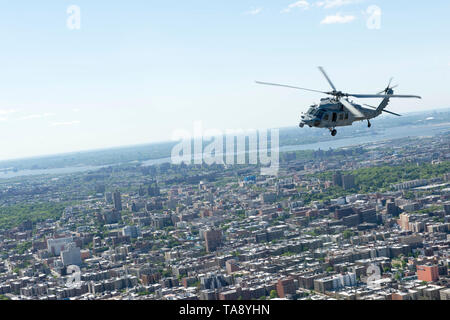 190521-N-AP 176-0024 Staten Island, New York (21. Mai 2019) Einem MH-60S Sea Hawk zum "tridents" der Hubschrauber Meer Combat Squadron (HSC) 9 zugeordnet fliegt über Staten Island während der Fleet Week New York. Fleet Week New York, nun im 31. Jahr, ist die Stadt der Zeit - Feier des Meeres Leistungen geehrt. Es ist eine einmalige Chance für die Bürger von New York und die umliegenden Tri-state-Area zu treffen Seemänner, Marinesoldaten und Küstenwache sowie Zeugnis aus erster Hand die neuesten Funktionen der heutigen Maritime Services. (U.S. Marine Foto von Chief Mass Communication Specialist Jeff Atherton/Rele Stockfoto