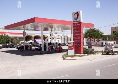 Tunesien, Afrika - ca. Mai, 2012: rot gefärbten Tankstelle des gesamten Unternehmens mit Effimax Benzin. Effimax ist die neue Generation der fortgeschrittene Brennstoffe cre Stockfoto