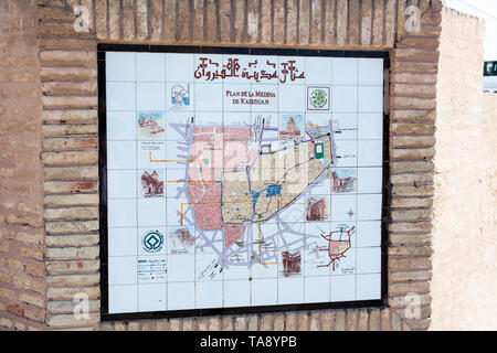 KAIROUAN, TUNESIEN - ca. Mai, 2012: Mosaik Karte von Medina von Kairouan ist in der Wand von Gebäude installiert. Es ist die Stadt mit lebendigen Museum der Künste und Mu Stockfoto