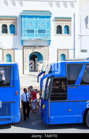 KAIROUAN, TUNESIEN - ca. Mai, 2012: Zwei Reisebusse stehen auf der Straße, der Stadt in der Nähe von Gift Shop. Bus Tour mit Reisebüro Pegas Touristik ist in T Stockfoto