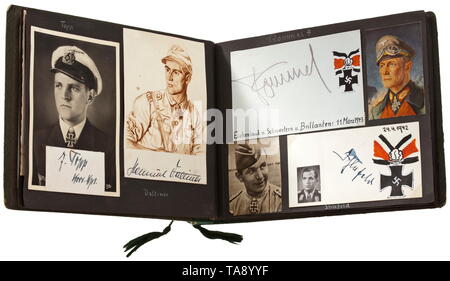 Ein Fotoalbum mit ca. 76 original Unterschriften der Träger des Kreuzes des Ritter aus allen Branchen auf Fotos oder Postkarten Das Album wurde zeitnah von einem Mitglied der Hitlerjugend erstellt. Die Signaturen häufig auf einheitliche Fotografien, von denen einige feste oder mit Foto Ecken klemmt, einige lose. Viele mit Widmungen. Mit Sepp Dietrich, Eicke, Mühlenkamp, Bleichrodt, v. Bülow, Hardegen, Topp. Träger des Diamanten grade des Kreuzes des Ritters wie Hube, Graf, Galland, Rommel, Marseille und in der Fastenzeit. Generalfeldmarschall Model, General Halder, Oesau,, Editorial-Use - Nur Stockfoto