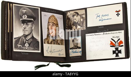 Ein Fotoalbum mit ca. 76 original Unterschriften der Träger des Kreuzes des Ritter aus allen Branchen auf Fotos oder Postkarten Das Album wurde zeitnah von einem Mitglied der Hitlerjugend erstellt. Die Signaturen häufig auf einheitliche Fotografien, von denen einige feste oder mit Foto Ecken klemmt, einige lose. Viele mit Widmungen. Mit Sepp Dietrich, Eicke, Mühlenkamp, Bleichrodt, v. Bülow, Hardegen, Topp. Träger des Diamanten grade des Kreuzes des Ritters wie Hube, Graf, Galland, Rommel, Marseille und in der Fastenzeit. Generalfeldmarschall Model, General Halder, Oesau,, Editorial-Use - Nur Stockfoto