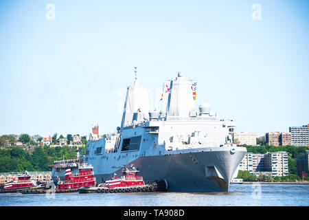 190522-N-XQ 474-0071 NEW YORK (22. Mai 2019) Matrosen und Marines Mann die Schienen der San Antonio-Klasse amphibious Transport dock USS New York (LPD-21), als sie in den Pier für die Fleet Week New York ziehen. Fleet Week New York, nun im 31. Jahr, ist die Stadt der Zeit - Feier des Meeres Leistungen geehrt. Es ist eine einmalige Chance für die Bürger von New York und die umliegenden Tri-state-Area zu treffen Seemänner, Marinesoldaten und Küstenwache sowie Zeugnis aus erster Hand die neuesten Funktionen der heutigen Maritime Services. (U.S. Marine Foto von Mass Communication Specialist 2. Klasse Andrew Stockfoto