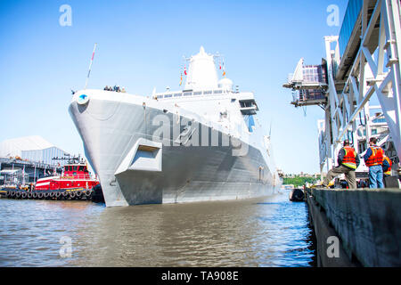 190522-N-XQ 474-0079 NEW YORK (22. Mai 2019) San Antonio-Klasse amphibious Transport dock USS New York (LPD 21) zieht in einem Pier in Manhattan für Flotte Woche New York. Fleet Week New York, nun im 31. Jahr, ist die Stadt der Zeit - Feier des Meeres Leistungen geehrt. Es ist eine einmalige Chance für die Bürger von New York und die umliegenden Tri-state-Area zu treffen Seemänner, Marinesoldaten und Küstenwache sowie Zeugnis aus erster Hand die neuesten Funktionen der heutigen Maritime Services. (U.S. Marine Foto von Mass Communication Specialist 2. Klasse Andrew Schneider/Freigegeben) Stockfoto