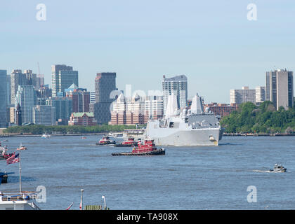 190522-N-YG 415-008 NEW YORK (22. Mai 2019) Matrosen und Marines Mann die Schienen an Bord der San Antonio Klasse amphibious Transport dock USS New York (LPD 21) als das Schiff in einen Manhattan Pier während der Fleet Week New York zieht. Fleet Week New York, nun im 31. Jahr, ist die Stadt der Zeit - Feier des Meeres Leistungen geehrt. Es ist eine einmalige Chance für die Bürger von New York und die umliegenden Tri-state-Area zu treffen Seemänner, Marinesoldaten und Küstenwache sowie Zeugnis aus erster Hand die neuesten Funktionen der heutigen Maritime Services. (U.S. Marine Foto von Massenkommunikation Speciali Stockfoto