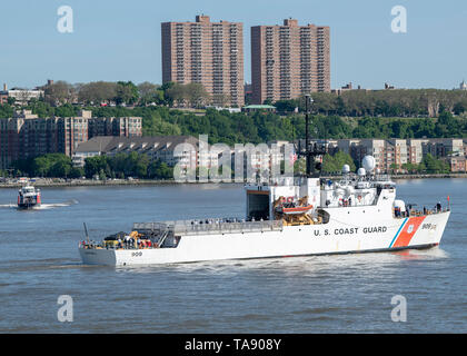 190522-N-YG 415-022 NEW YORK (22. Mai 2019) der US-Küstenwache Generalsekretär Class Cutter USCGC Campbell (WMEC 909) Transite der Hudson River während einer Parade von Schiffen im Rahmen der Fleet Week New York Fleet Week New York, nun im 31. Jahr, ist die Stadt der Zeit - Feier des Meeres Leistungen geehrt. Es ist eine einmalige Chance für die Bürger von New York und die umliegenden Tri-state-Area zu treffen Seemänner, Marinesoldaten und Küstenwache sowie Zeugnis aus erster Hand die neuesten Funktionen der heutigen Maritime Services. (U.S. Marine Foto von Mass Communication Specialist 1. Klasse Michael Gomez/ Stockfoto