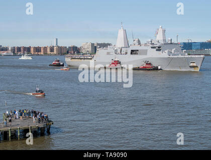 190522-N-YG 415-068 NEW YORK (22. Mai 2019) Matrosen und Marines Mann die Schienen an Bord der San Antonio Klasse amphibious Transport dock USS New York (LPD 21) als das Schiff in einen Manhattan Pier während der Fleet Week New York zieht. Fleet Week New York, nun im 31. Jahr, ist die Stadt der Zeit - Feier des Meeres Leistungen geehrt. Es ist eine einmalige Chance für die Bürger von New York und die umliegenden Tri-state-Area zu treffen Seemänner, Marinesoldaten und Küstenwache sowie Zeugnis aus erster Hand die neuesten Funktionen der heutigen Maritime Services. (U.S. Marine Foto von Massenkommunikation Speciali Stockfoto