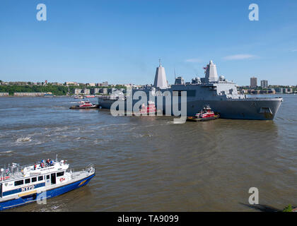 190522-N-YG 415-095 NEW YORK (22. Mai 2019) Matrosen und Marines Mann die Schienen an Bord der San Antonio Klasse amphibious Transport dock USS New York (LPD 21) als das Schiff in einen Manhattan Pier während der Fleet Week New York zieht. Fleet Week New York, nun im 31. Jahr, ist die Stadt der Zeit - Feier des Meeres Leistungen geehrt. Es ist eine einmalige Chance für die Bürger von New York und die umliegenden Tri-state-Area zu treffen Seemänner, Marinesoldaten und Küstenwache sowie Zeugnis aus erster Hand die neuesten Funktionen der heutigen Maritime Services. (U.S. Marine Foto von Massenkommunikation Speciali Stockfoto