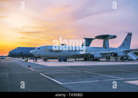 Flieger von der 436th Maintenance Squadron service a US Air Force E-3 Sentry Airborne Warnung und Steuerung von Flugzeugen 552nd Air Control Flügel zugeordnet, von Tinker Air Force Base, Oklahoma, 17. Mai 2019, in Dover Air Force Base, Del. Das Flugzeug das Wochenende in Dover AFB aufgrund der schweren Wetter im Frühling bedroht die Ebenen und Mittelwesten verbracht. (U.S. Air Force Foto: Staff Sgt. Zoe Russell) Stockfoto