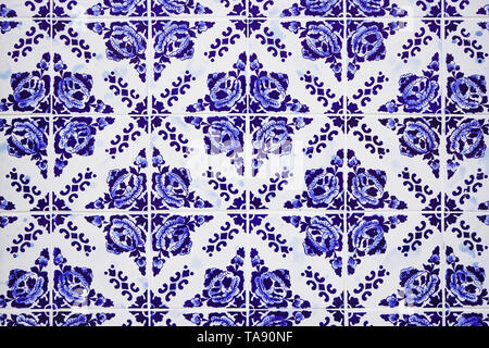 Wunderschöne traditionelle Portugiesische Keramik blaue Fliesen mit Blumenmuster. Vintage glasierten Fliesen Textur und Hintergrund. Stockfoto