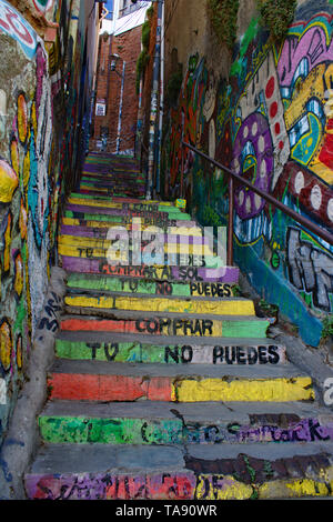 Street Art - lackierte Treppe in Valparaíso, Chile. Stockfoto