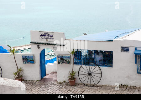 SIDI BOU SAID, TUNESIEN - ca. Mai, 2012: Eingang der berühmten Café Sidi Chebaane. Es ist auf einem Hügel gelegen und beliebt bei Touristen, Karthago zu besuchen. Stockfoto