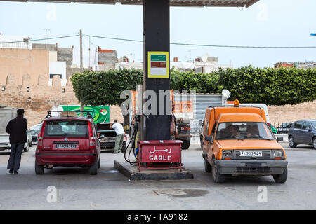 Tunesien, Afrika - ca. Mai, 2012: Autofahrer tanken Autos auf Tankstelle des gesamten Unternehmens mit Benzin. Insgesamt ist eine französische Multinationale integrierte Öl Stockfoto