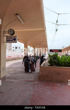 MONASTIR, TUNESIEN - ca. Mai, 2012: Passagiere kommen zu Plattform in Monastir wichtige Zwischenstation. Die Sahelzone Metro ist eine elektrifizierte, meterspur Eisenbahn Stockfoto