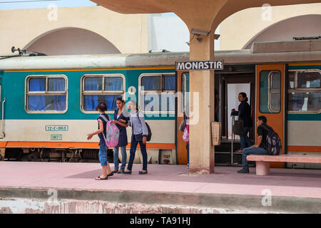 Schülerinnen steigen am Bahnhof Monastir aus dem Zug aus. Bahnhof in Monastir. Tunesien, Afrika Stockfoto