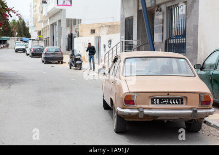 SOUSSE, Tunesien, Afrika - ca. Mai, 2012: Gassen Sousse Stadt. Altes Auto auf der Straße geparkt werden. Tunesien, Afrika Stockfoto