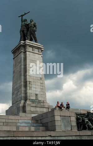 Bulgarische Teenager hängen heraus auf das Denkmal für die sowjetischen Armee, Sofia, Bulgarien, Stockfoto