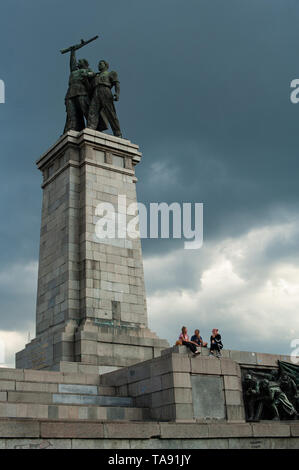 Bulgarische Teenager hängen heraus auf das Denkmal für die sowjetischen Armee, Sofia, Bulgarien, Stockfoto