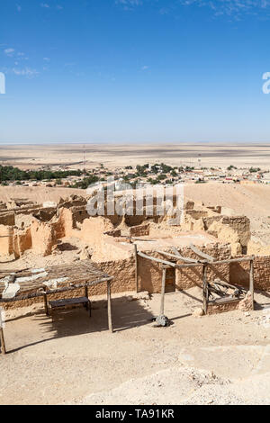 TOZEUR, Tunis - ca. Mai, 2012: Mehrere Häuser sind in modernen Dorf Chebika. Es war in der Nähe der Altstadt errichtet, 1969 Nach dem katastrophalen abgebrochen Stockfoto