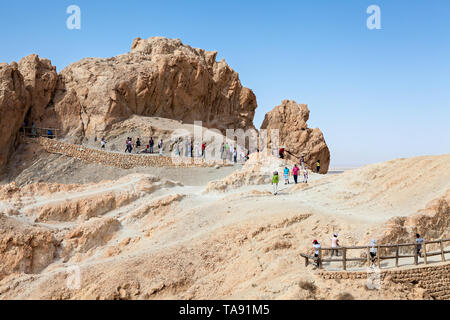 TOZEUR, TUNESIEN - ca. Mai, 2012: Wanderwege sind auf der Strecke Pisten für Besucher. Chebika ist Oase in Djebel el Negueb Berg. Es ist beliebt Hiki Stockfoto