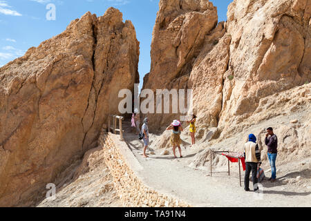 TOZEUR, TUNESIEN - ca. Mai, 2012: Split ist in den Felsen auf der Spitze des Berges in Chebika Oase. Lokale Attraktion ist auf Wandergebiet. Es ist in Djebel entfernt e Stockfoto