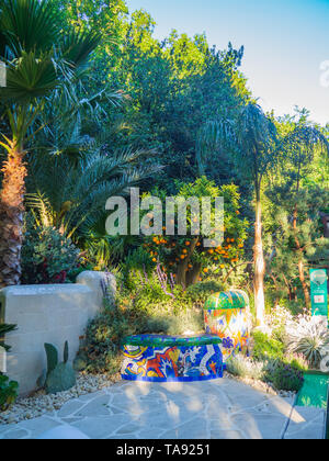 Wunderschön gestaltete Gärten mit Pflanzen und bunten Blumen an der RHS Chelsea Flower Show. Stockfoto