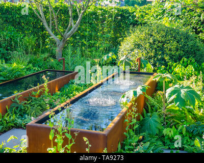 Wunderschön gestaltete Gärten mit Pflanzen und bunten Blumen an der RHS Chelsea Flower Show. Stockfoto