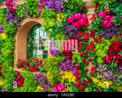 Wunderschön gestaltete Gärten mit Pflanzen und bunten Blumen an der RHS Chelsea Flower Show. Stockfoto