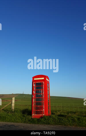 Orkney Inseln, Festland, rote Telefonzellen in der Mitte von Nirgendwo Schottland 8. Mai - 19. Reise über Schottland Foto Samantha Zucchi Insidefoto Stockfoto