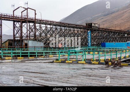 Die plötzliche verlassenen russischen Bergbaustadt Pyramiden. verrostete Hafen, Isfjorden, Longyearbyen, Svalbard, Norwegen. Stockfoto