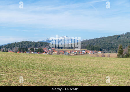 Blick auf den schneebedeckten Berg Rachel im Bayerischen Wald im Frühjahr, Deutschland Stockfoto