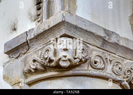 Der Grüne Mann geschnitzt, die auf das Kapital einer normannischen Säule in der Kirche St. Nikolaus in St. Nikolaus-at-Wade in Kent. Stockfoto