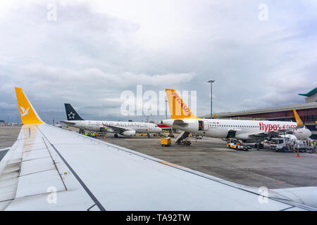 Flugzeug von Pegasus Airlines in Istanbul Sabiha Gökcen International Airport am frühen Morgen rollen, in der Türkei, Istanbul, 14.01.2019 Stockfoto