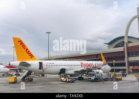 Flugzeug von Pegasus Airlines in Istanbul Sabiha Gökcen International Airport am frühen Morgen rollen, in der Türkei, Istanbul, 14.01.2019 Stockfoto