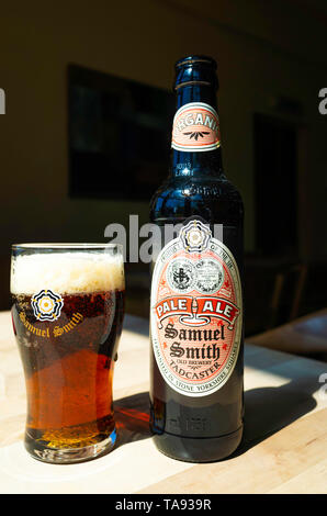 Eine Flasche und Glas Samuel Smith's Reine gebraut Organische Pale Ale in der Alten Brauerei Tadcaster in North Yorkshire England gebraut Stockfoto